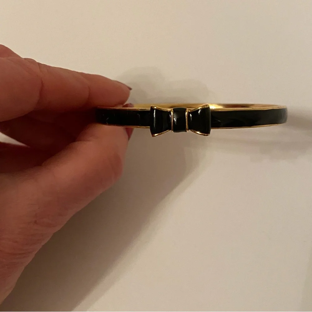 KATE SPADE BRACELET SKINNY BLACK ENAMEL GOLD PLATE BOW BANGLE SIGNED OS ONE SIZE - Picture 2 of 9